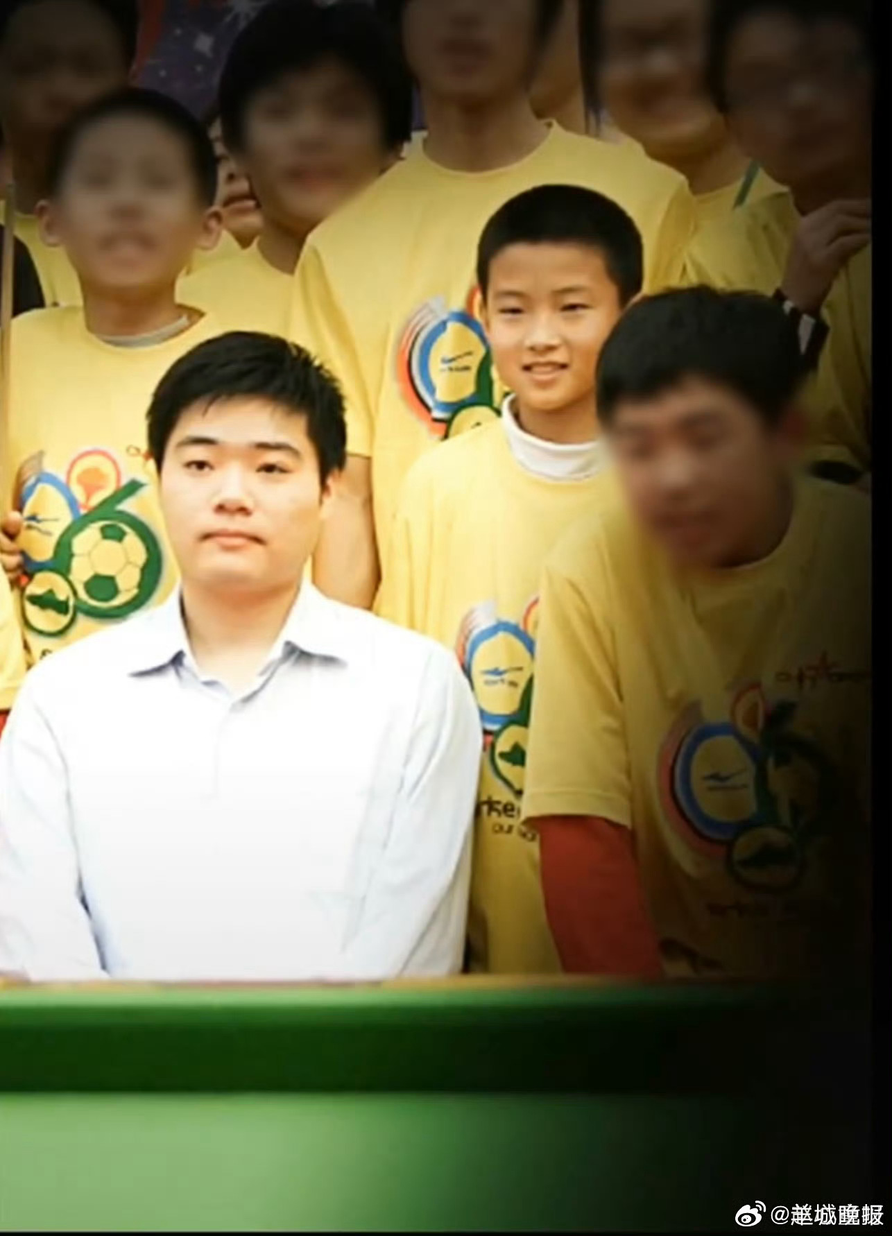 #赵心童晒与丁俊晖旧照# 斯诺克世锦赛16进8，赵心童最终13-9战胜丁俊晖，晋