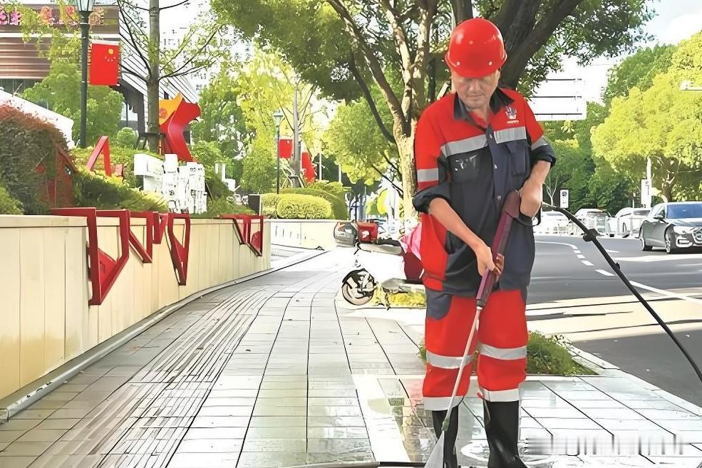 弱弱的问一句，有人知道这是为什么吗？

今天我去我妈那，路上看到一个洒水车，旁边