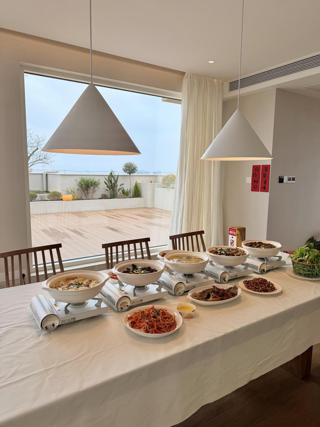 买个带露台的顶楼，住起来真的不要太爽！
拥有一个露台花园，太爽了，日落的柔和光线