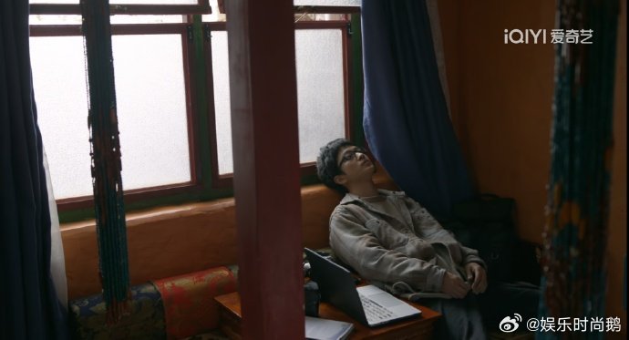 屈楚萧终于穿对裤子了 以前的造型师都在想什么啊？今天这一身白T牛仔裤直接把他的优