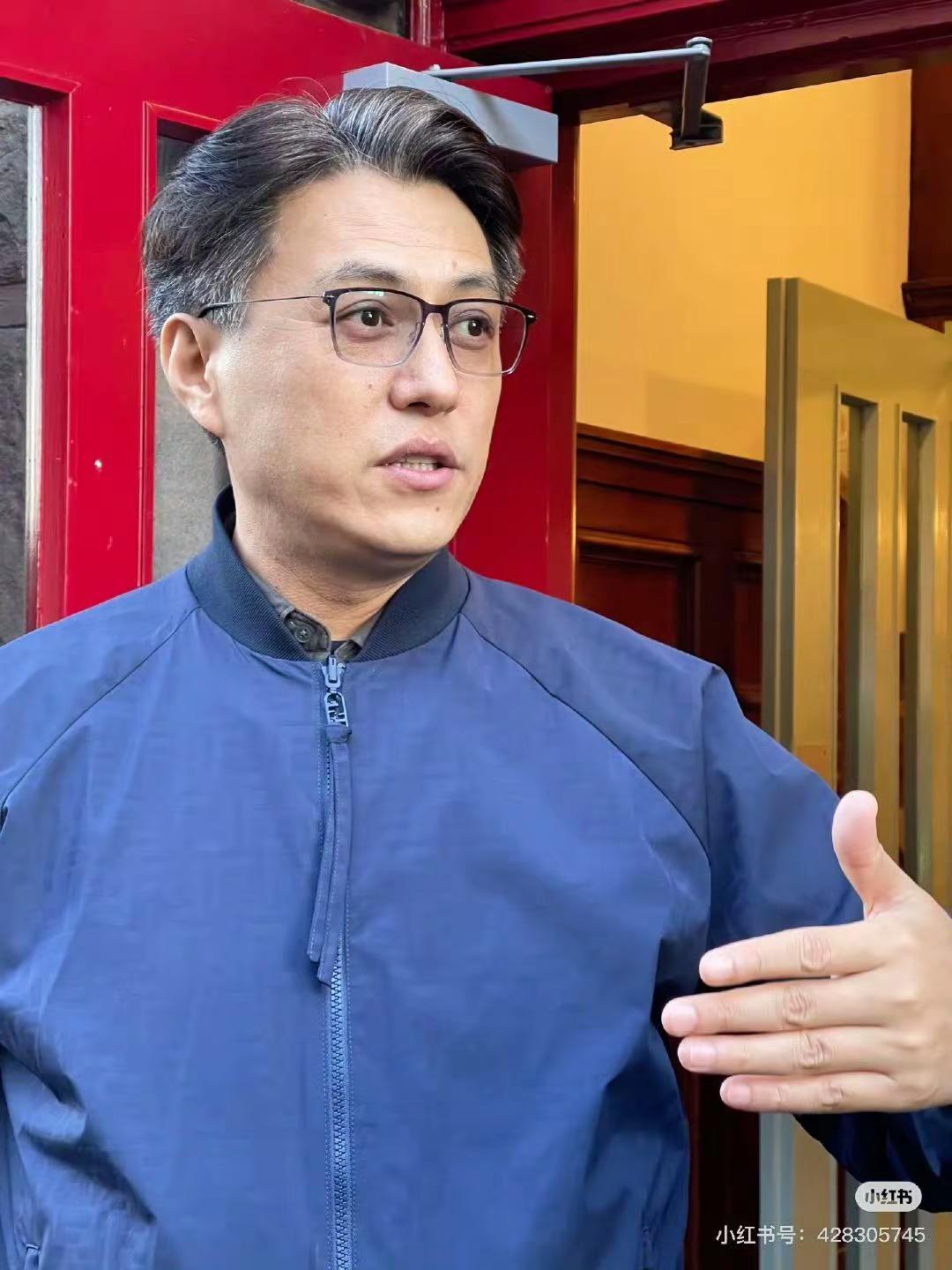 靳东。眼底风骨依旧，奈何青丝已成霜。