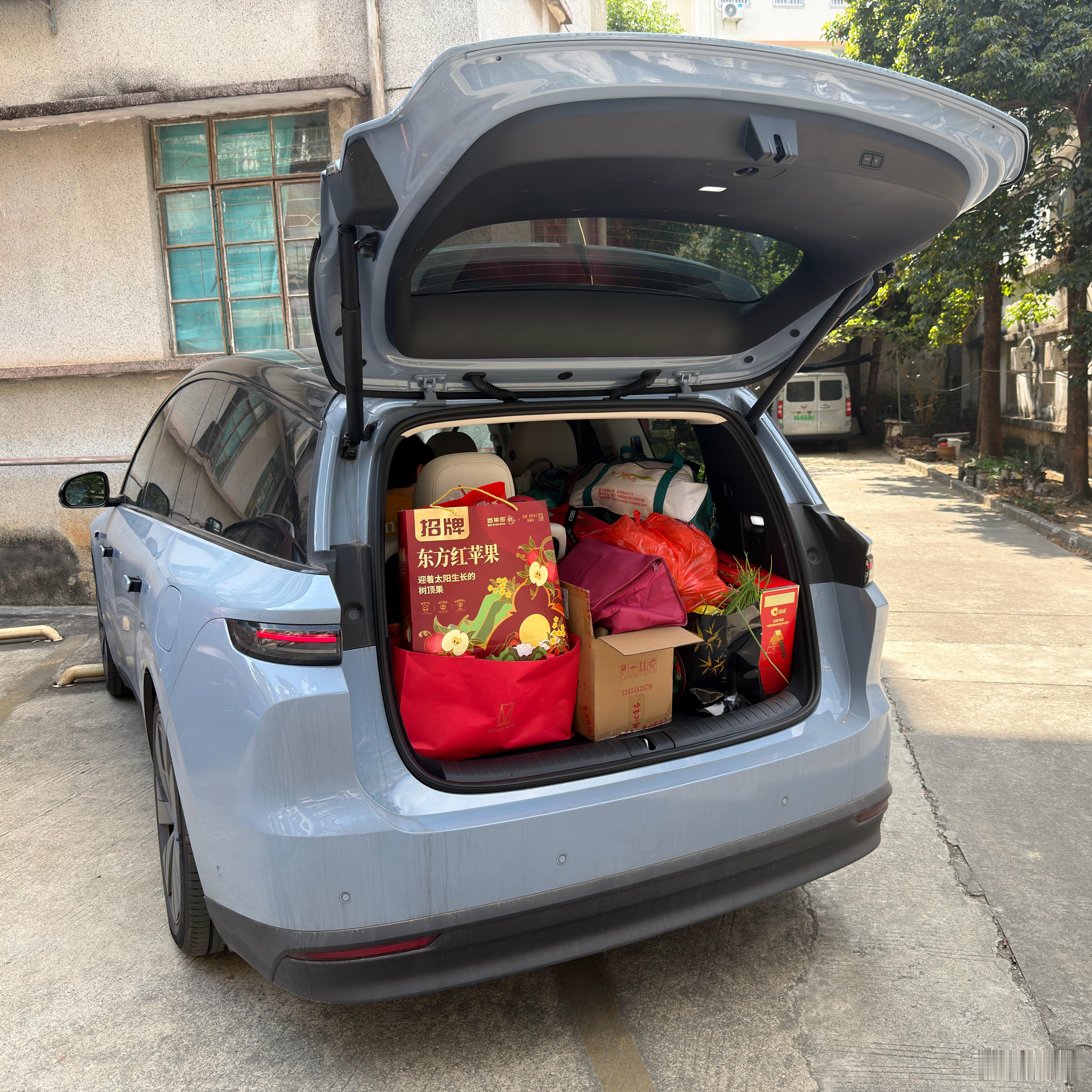 理想i8这么看不是还挺能装的吗？但是如果是6个大人+1个小孩满载出发的话，理想M