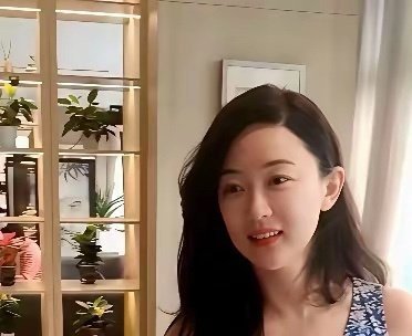 46岁的霍思燕被路人偶遇，白白嫩嫩的一点不显老，看着好有女人味