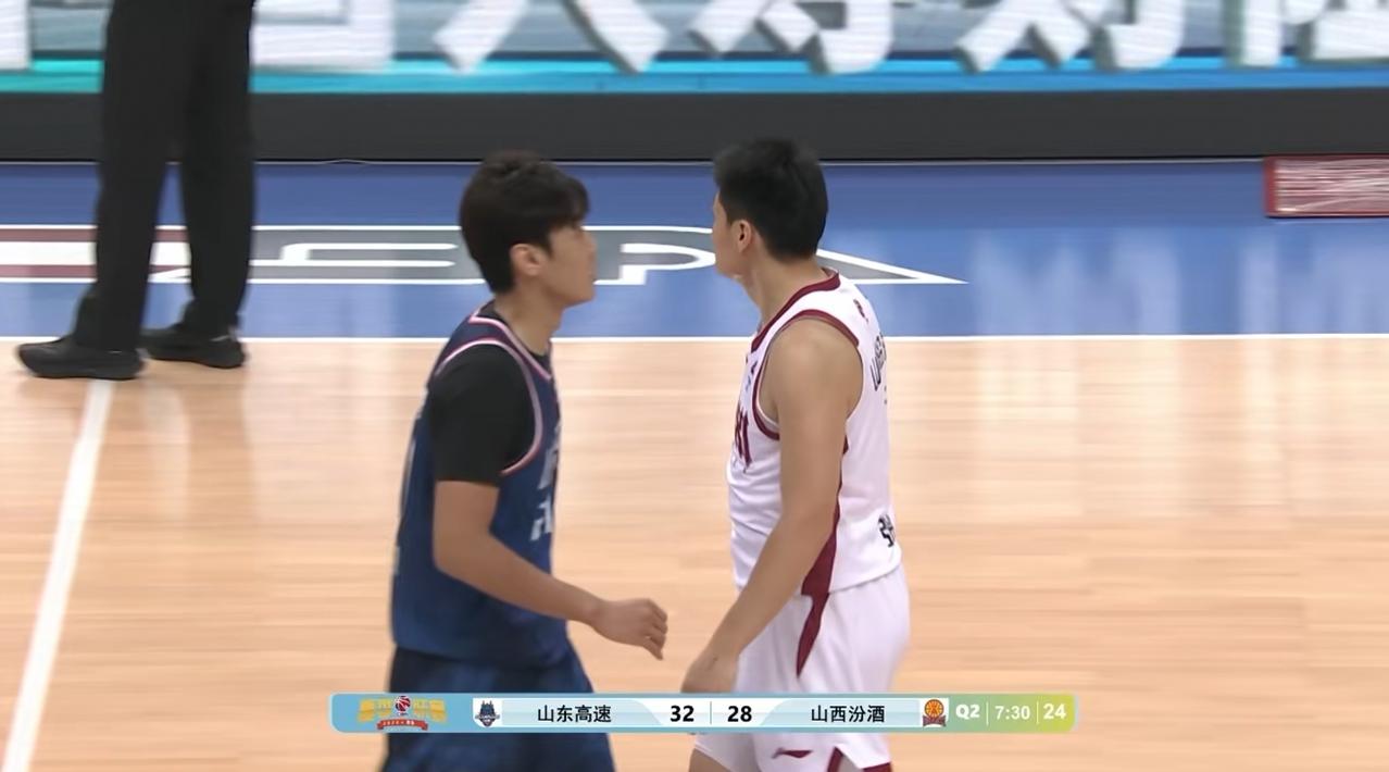 cba夏联青岛站三四名决赛山西汾酒男篮vs山东男篮。

这个回合张宁转来转去的球