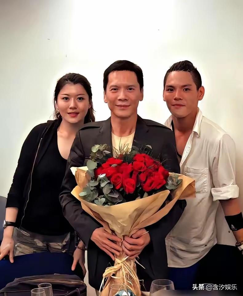 1980年香港法庭上，法官刚判给丁佩每月5000抚养费。向太转头就改了数字——不