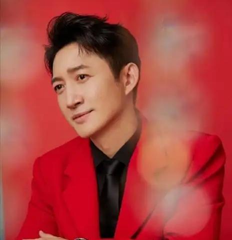 演员王阳近期动态活跃，2026年不仅再度登上央视春晚与李云霄、唐诗逸跨界合作《贺