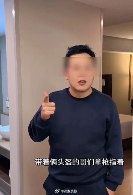 【#球迷刚出机场就被持枪顶脑门抢劫#，#中国球迷说在墨西哥被当地警察要钱#】今天