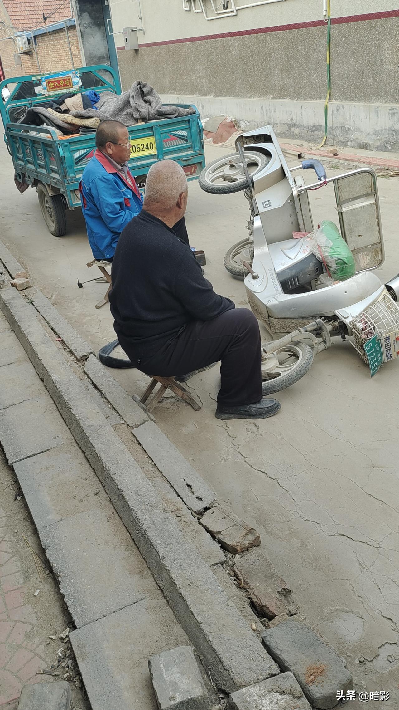 昨天，老父亲的北京三轮电动车轮胎出了问题，右边的一个轮脱充不住气了！我判断是内胎