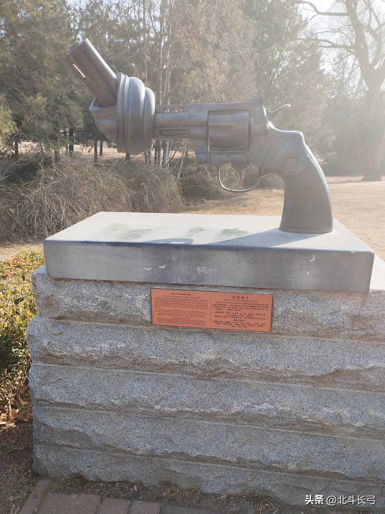 幸福是对比出来的，
或者说痛苦是对比出来的，
群居生活的你我逃不开的选择！

【