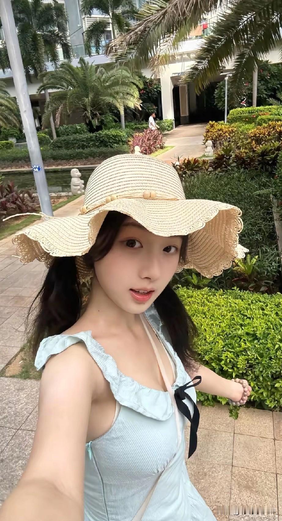 夏日清新穿搭，草帽+蓝裙，度假风满满！