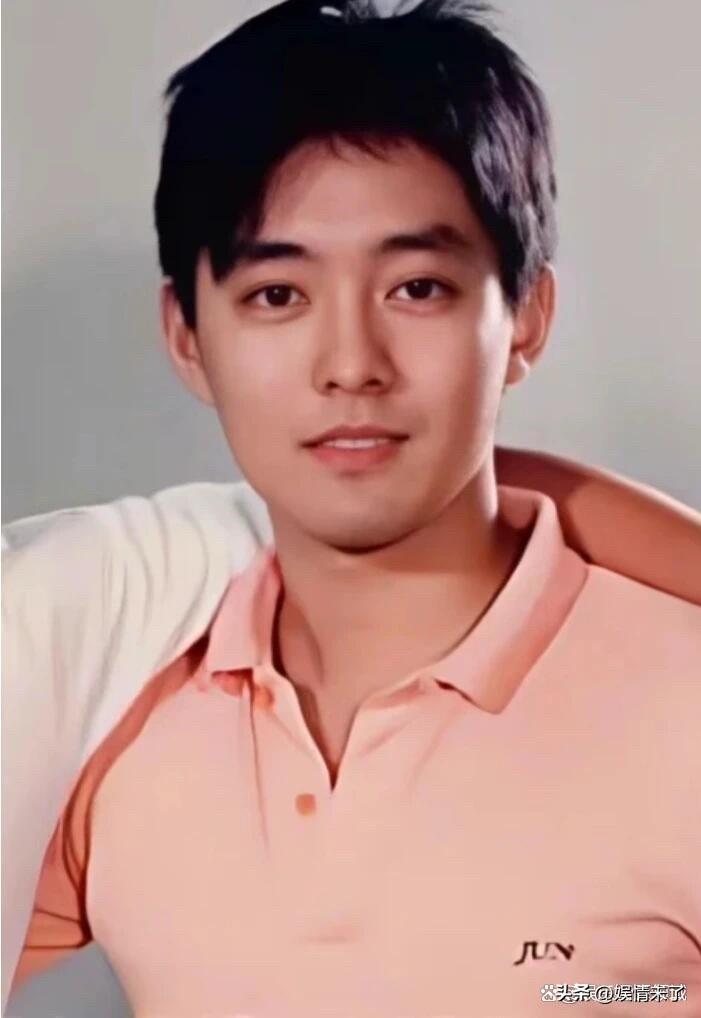 1964年生于台湾京剧世家，从小在戏班长大的他，1983年凭《竹剑少年》出道。1