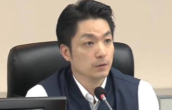 台北市长蒋万安今日上午到灾害应变中心听取整备报告。对于昨晚一宣布放台风假，KTV