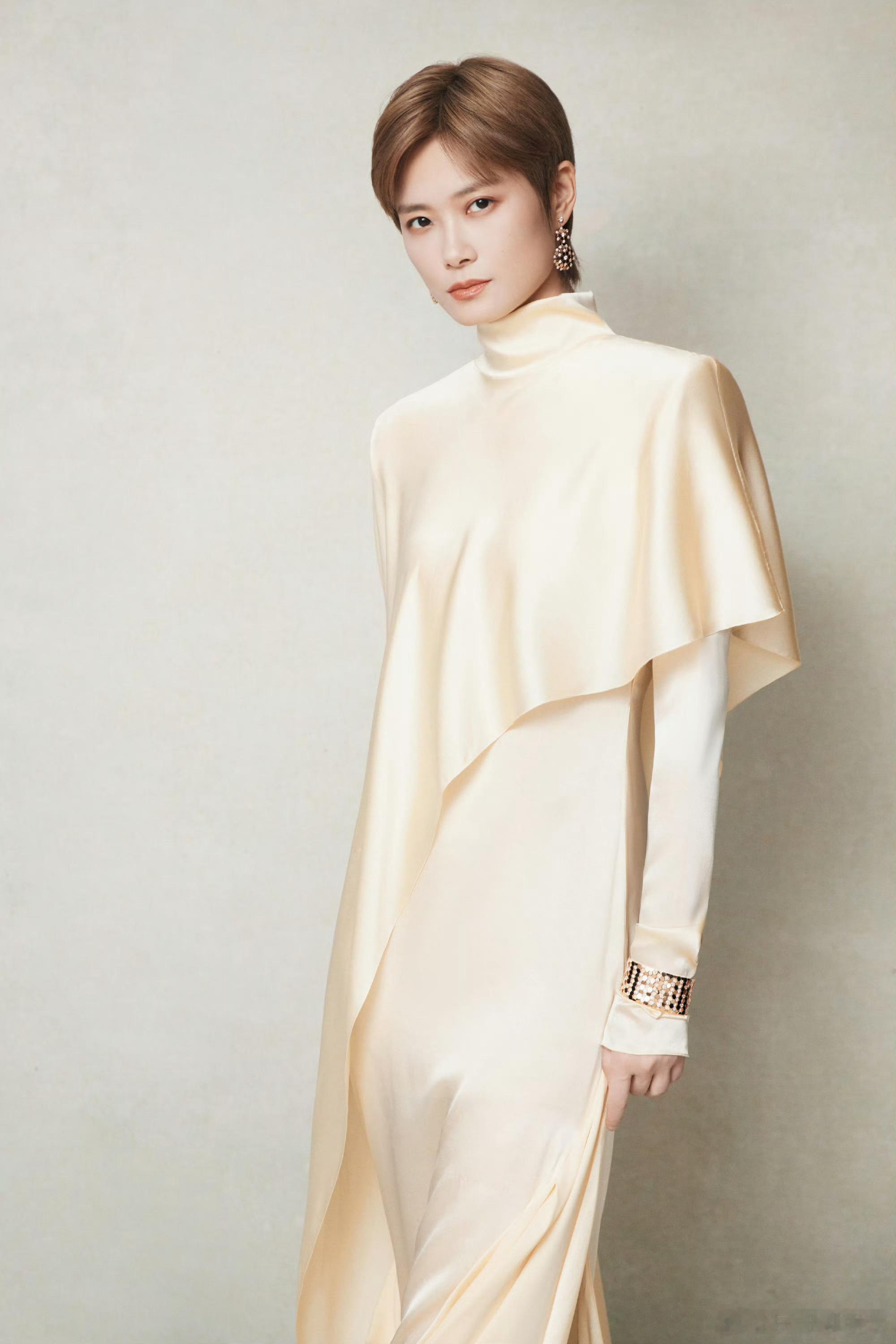 叶童李宇春谈彼此共同点李宇春就这么萌萌地学叶童气质撞脸却各有风格，李宇春叶童同台