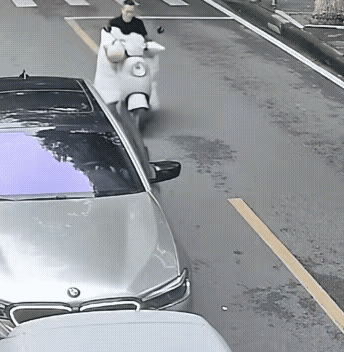 看着图片上的画面，不禁想去了前年，我在环卫上班时，走到涵洞口附近遇到的同样的事情