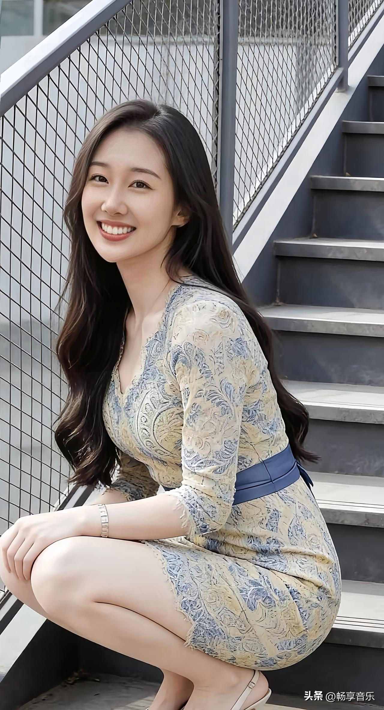 甜笑温柔，气质优雅，一袭时尚印花连衣裙，轻松拿捏都市女孩的日常氛围感。随手拍的最