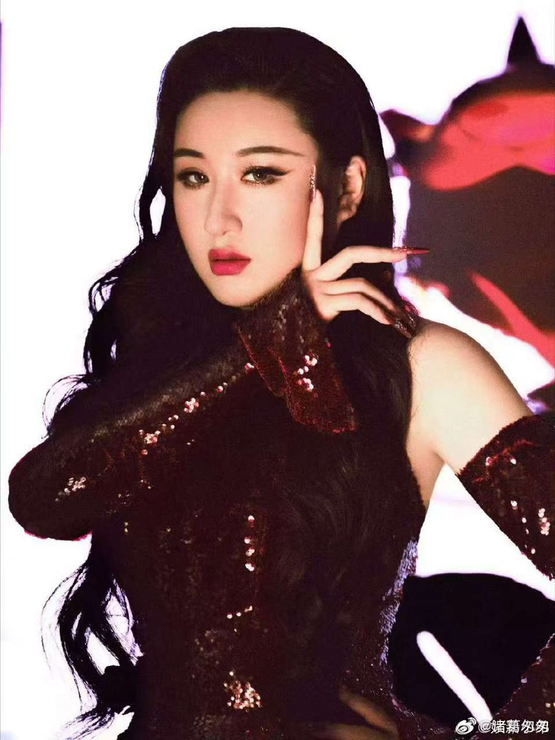 谁给锤娜丽莎化的妆锤娜丽莎很适配浓妆风格，自带独特魅力，唯独这次阴影打得太突兀，