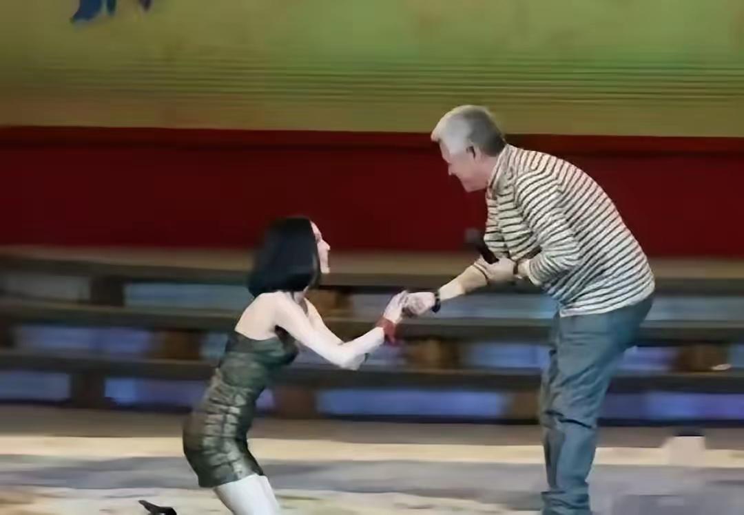 跪天跪地跪父母，黄圣依跪的好像不是她爹吧？仔细看了又看，她跪的好像是小品大王赵本