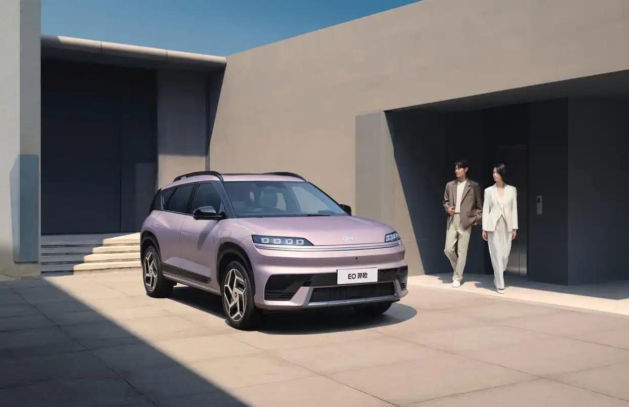 智能体验，搭载高通8295芯片与27英寸超薄宽屏，支持4区语音识别、FACE I