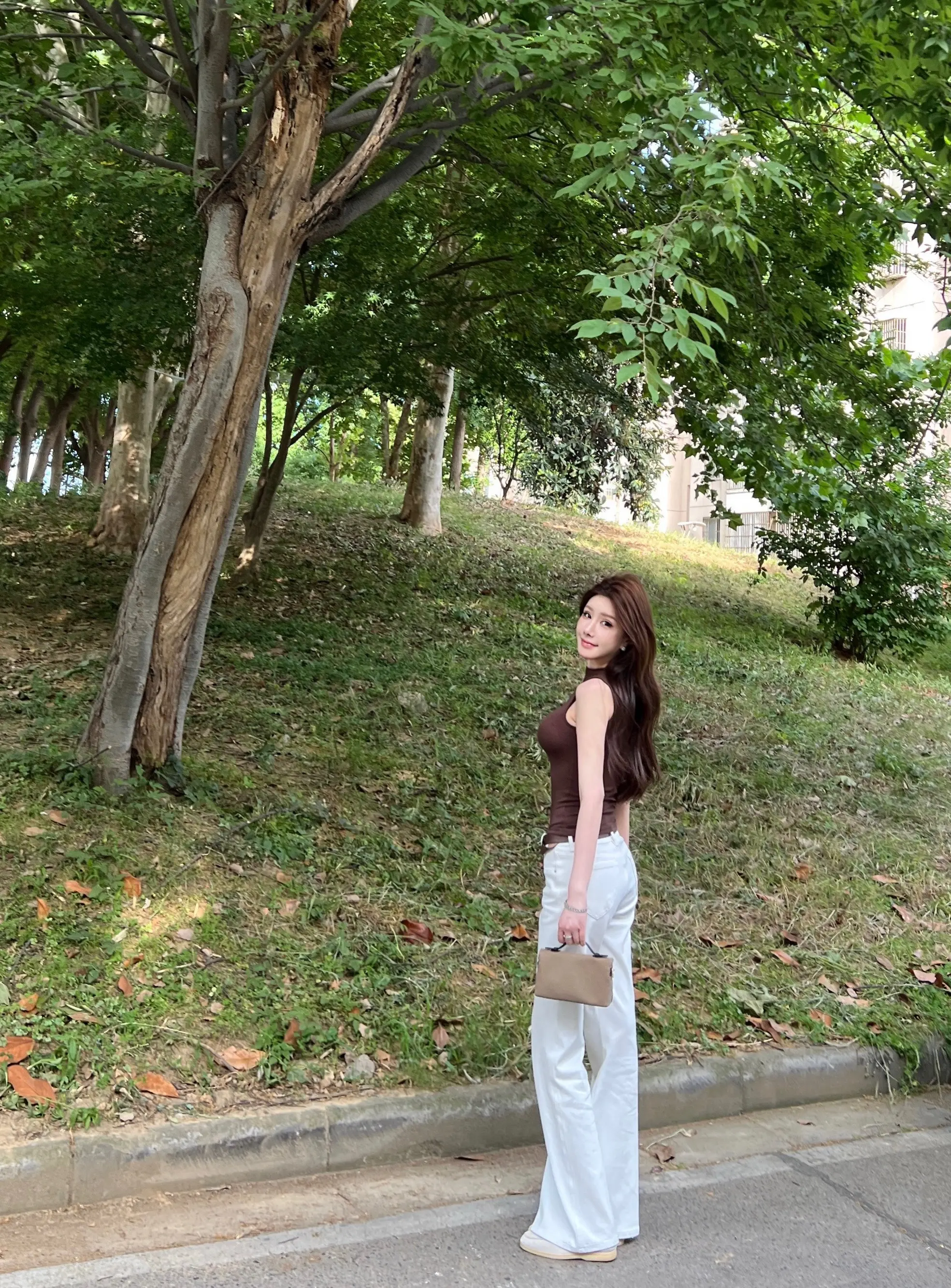 你总好奇我是一个什么样的人 我是那个边哭边搞定所有事的可爱女人