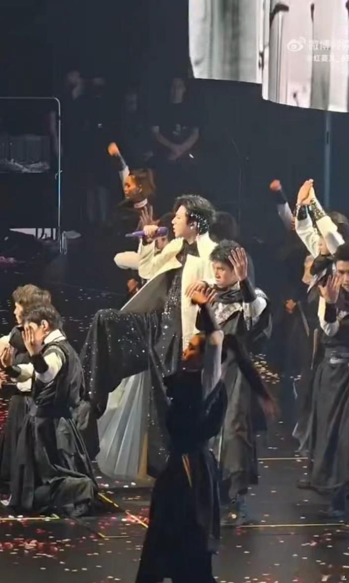 看到热搜才注意到，我这人品细节控又被拿捏了。明天直播，哈哈开心哦刘宇宁踩伴舞的细