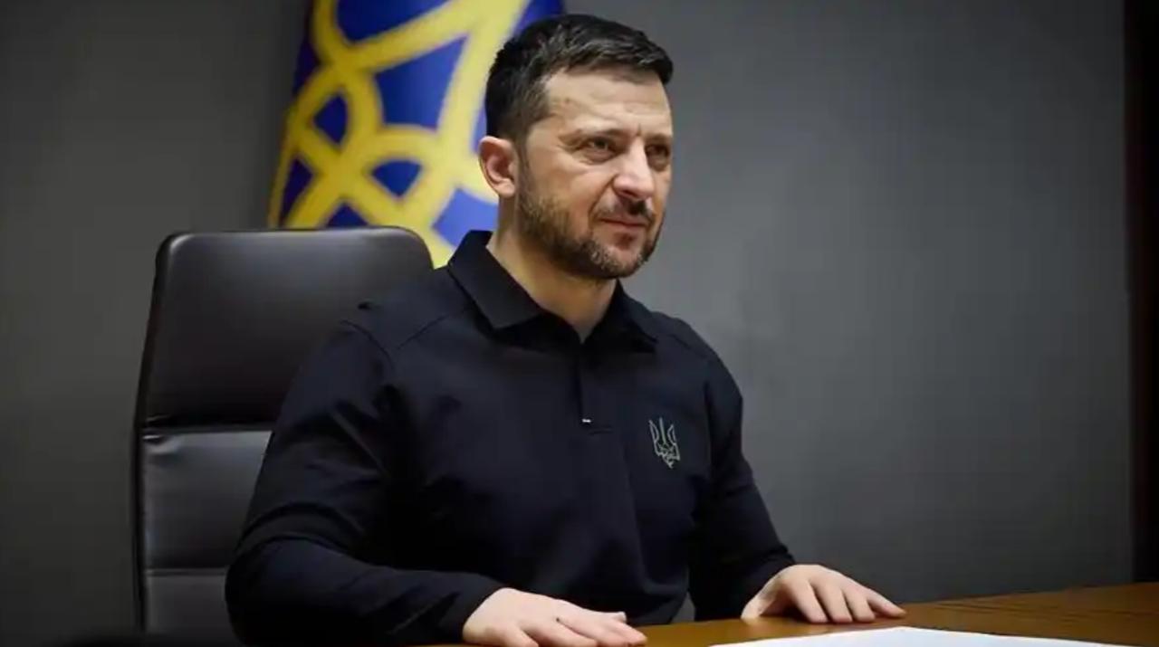 泽连斯基现在恐怕连觉都睡不踏实了，前线丢城失地，最大靠山美国还在逼他割地求和。