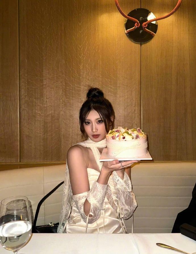 冯小刚女儿徐朵迎来20岁生日，在美国和好友温馨庆生。 一袭白色抹胸裙搭配精致妆容