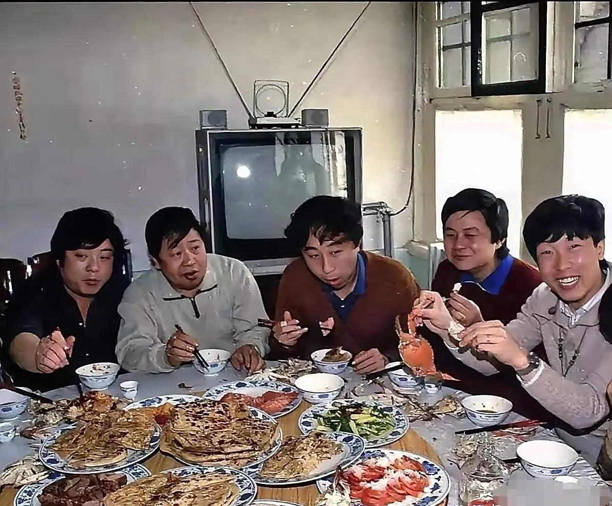 大家看，这是元彪吗？

一张年代颇为久远的照片，照片中各个都是相声界泰斗级的人物