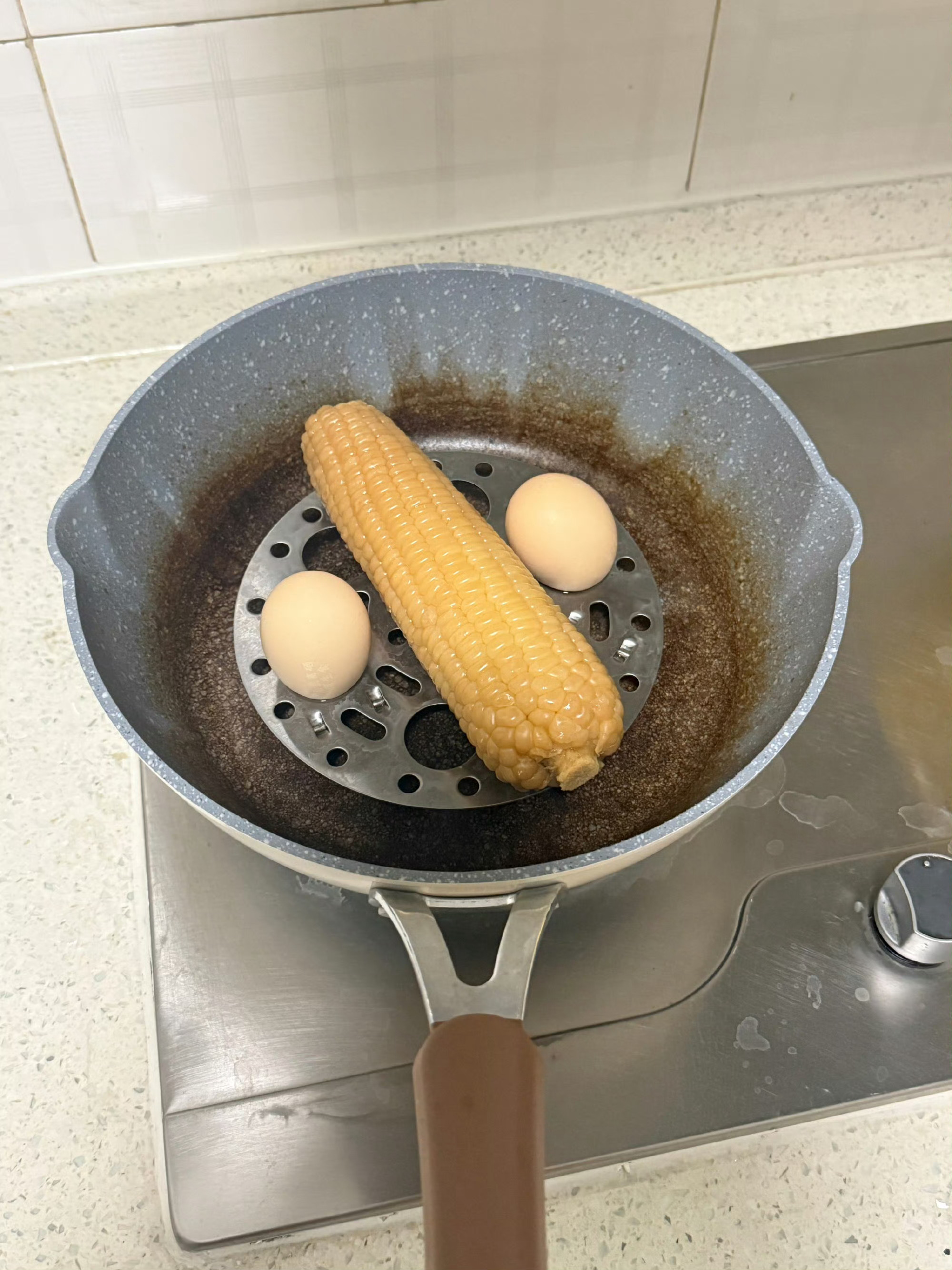 煮了9个小时的鸡蛋九个小时的鸡蛋咋煮的！我煮半个小时就烧锅了…