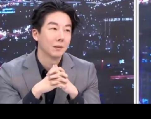 突然发现这两人很像！看到湾湾争论节目这个吴峥，一个台毒分子，气的不行，看他的五官