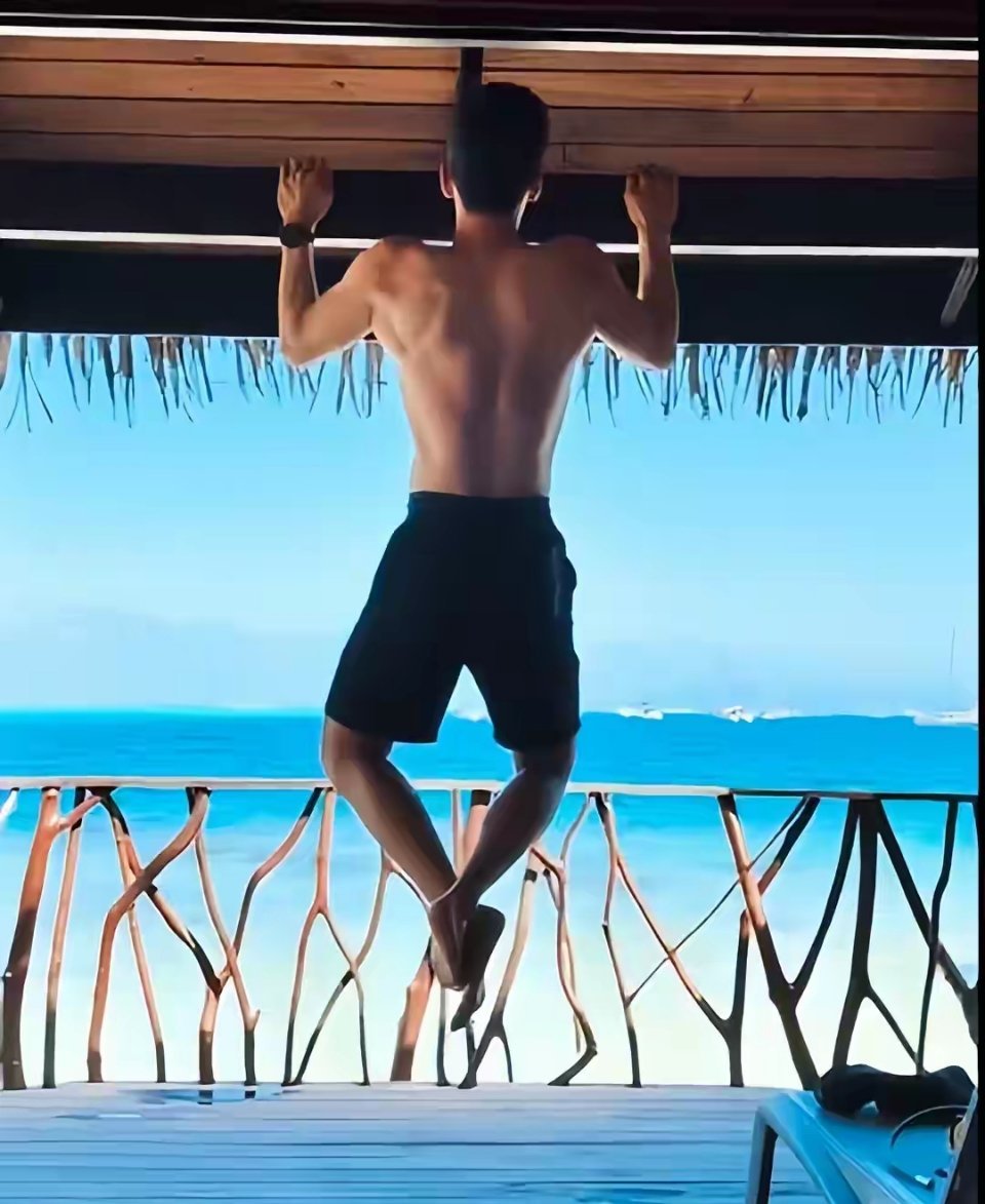 郭涛儿子晒海岛度假照！19岁石头秀“倒三角”身材，高又帅不敢认 