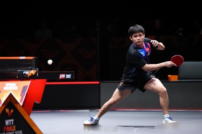 2025年WTT香港总决赛男单半决赛，世界第二林诗栋面对日本名将张本智和。最终，