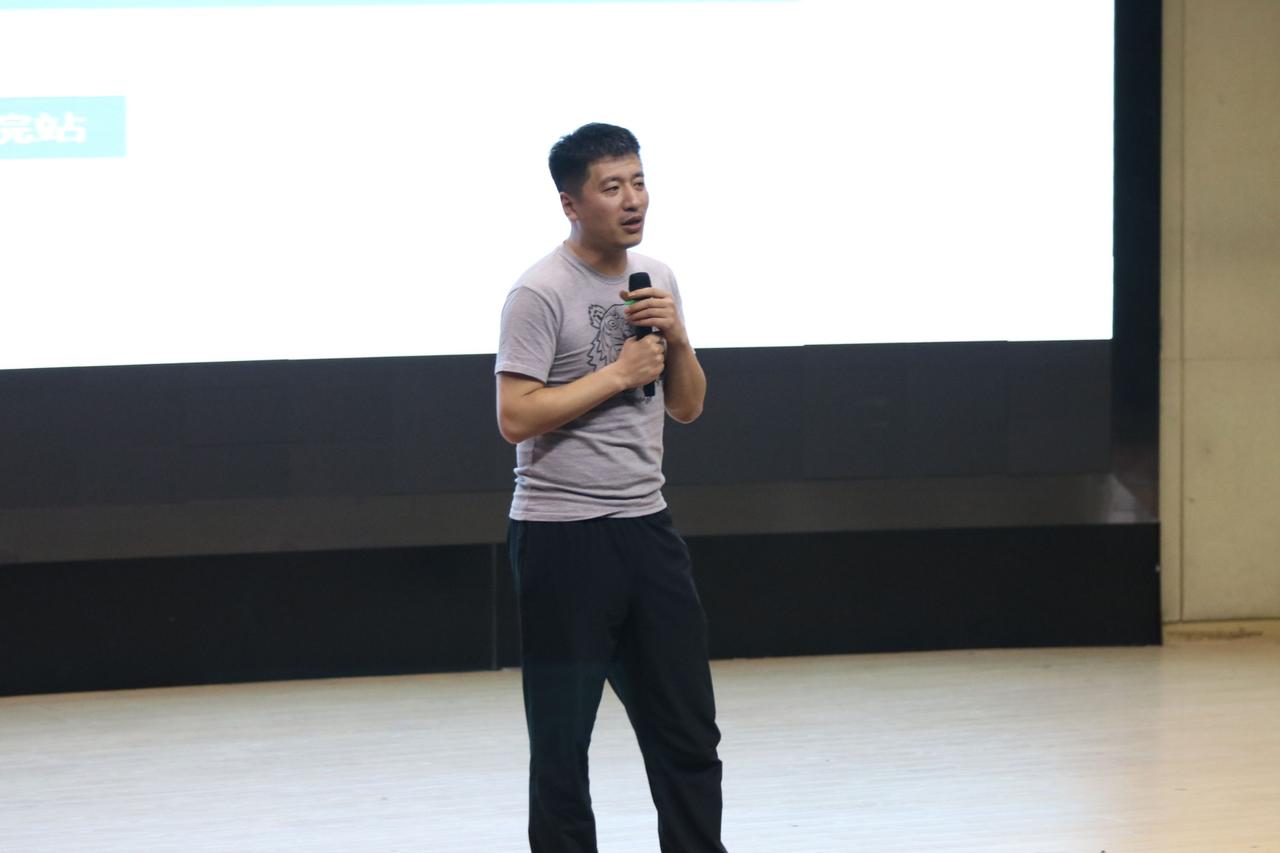 "张雪峰，那个用犀利言辞撕开现实、让无数普通家庭看清教育真相的'考研名师'，终于