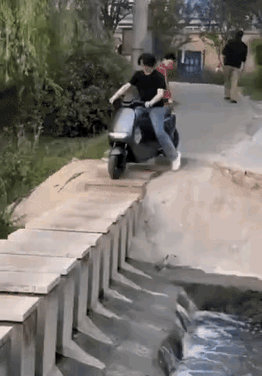 看到网络上这个视频很无语，小伙子骑着电动摩托车过人行泄水桥，临到上岸还骑在上面不