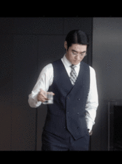 张本煜进狱系赛道又添一人  看张本煜，西装三件套时犀利高冷，似衣冠禽兽。团综里不
