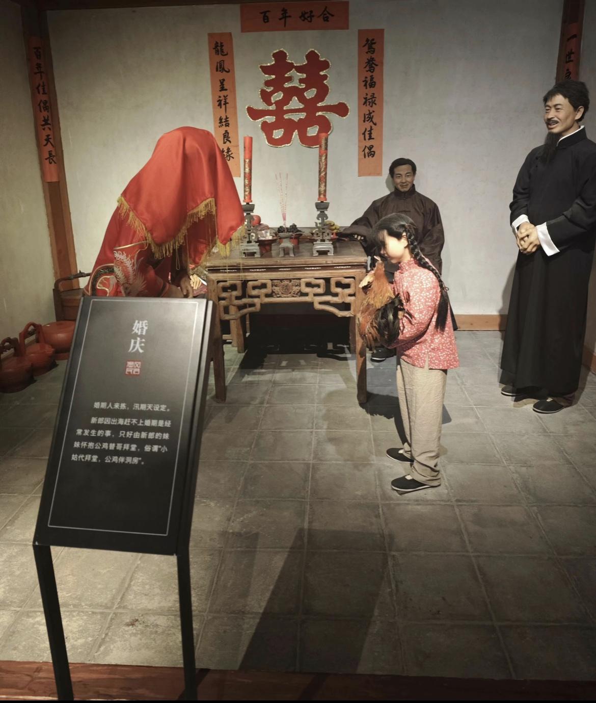 新娘和公鸡拜堂，没想到还有这种习俗！

原因是当地处于海边，而海边渔民因为出海赶