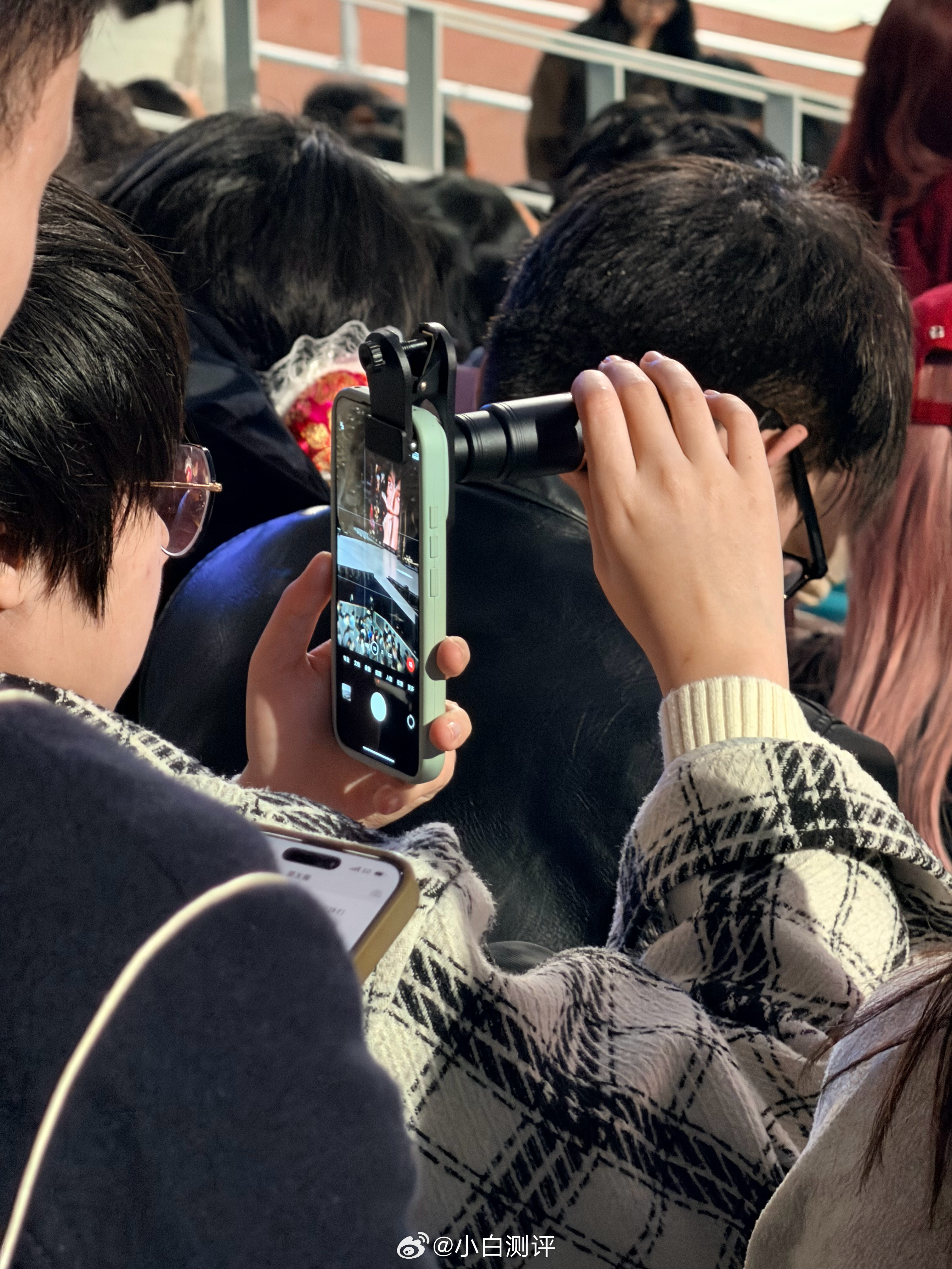 小伙伴今天看演唱会现场看到一个用第三方增距镜的大家能认出来手机是哪家品牌的吗