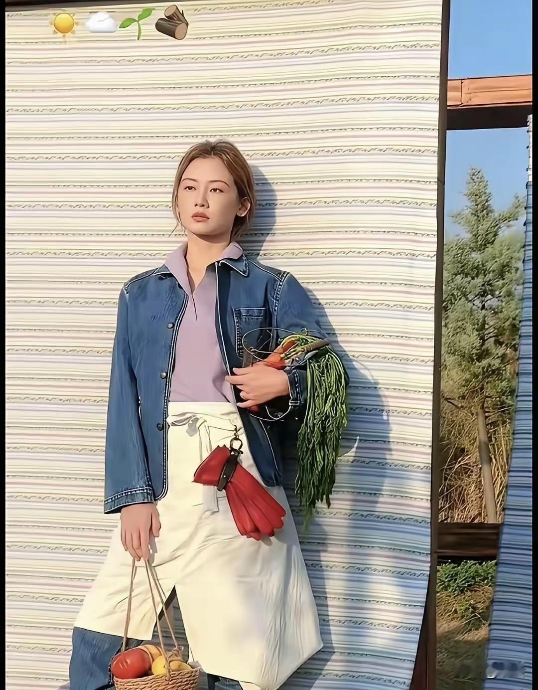 谁懂啊！种菜种出个VOGUE封面！
苗苗带着自家菜园直接登上时尚杂志，这操作绝了