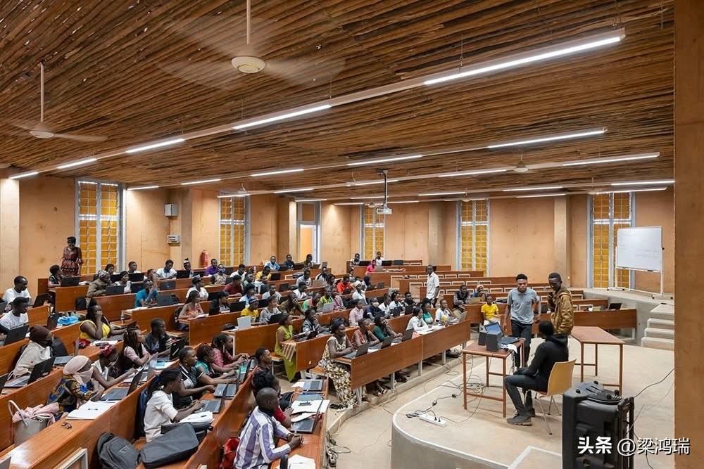 布基纳法索是世界上最炎热的国家之一，但 布基纳理工学院的500 多名学生却在完全