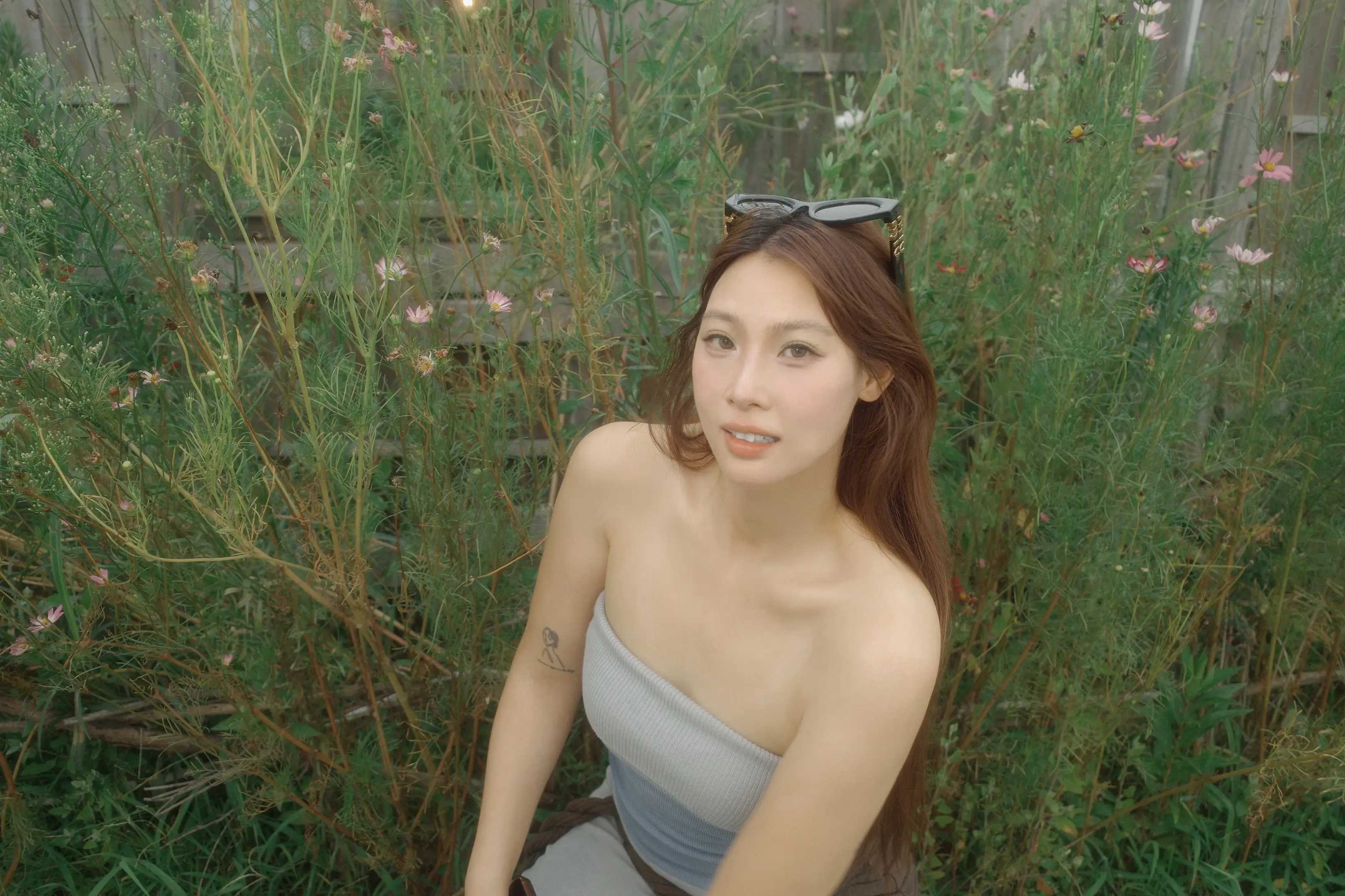 蝉鸣在耳边拉长声音，像极了这个夏天。