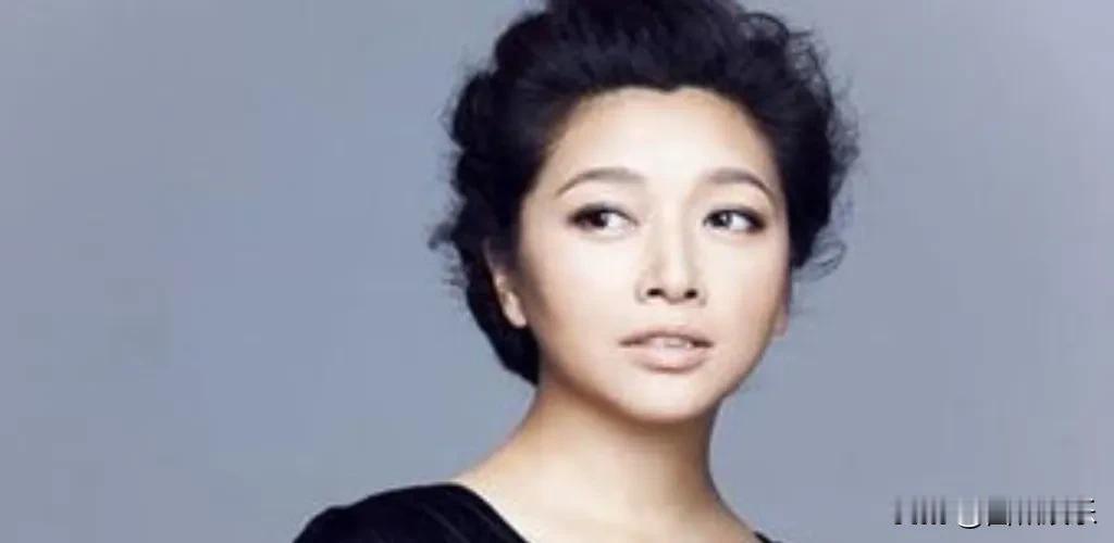 四和娱乐:关注
她年轻时惊艳四方，如今身材走样认不出？

在娱乐圈的浮沉中，有许