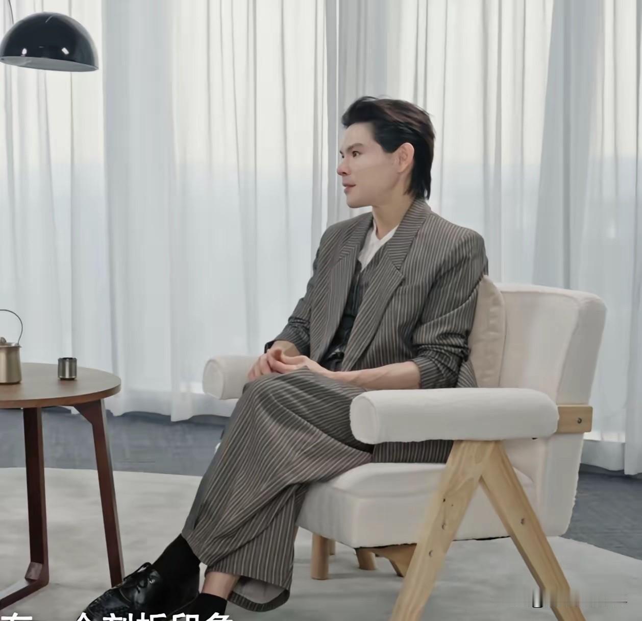 大家散了吧，
都被向佐那个纨绔人设给忽悠了。
6月16日易立竞《言外之易》上线，