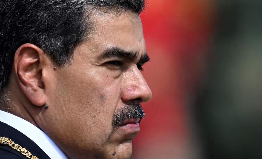 昨晚圈内小聚，一位做了十几年国际时政的老编辑，攥着半杯凉透的冰美式压低声音聊起委