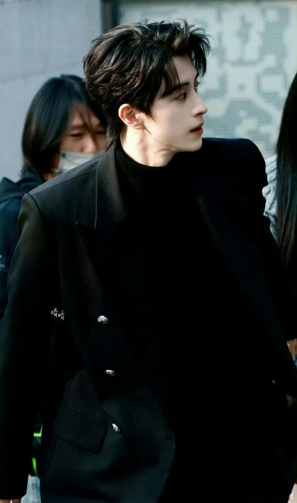 敖瑞鹏因为私生迟到了15分钟 追星追成这样，到底是爱还是有病？有没有人治一治啊