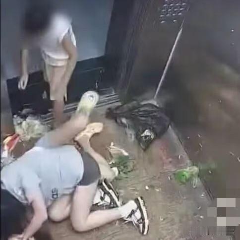 真的被电梯大战这个宝妈的操作看傻了，
别人不蒸馒头争口气，
这个宝妈可倒好，看似