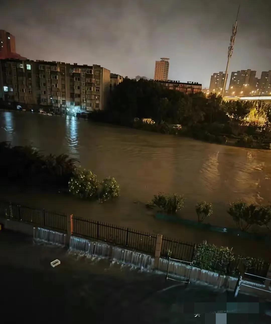 大雨让合肥某个小区沦陷，看着大晚上的，淹了一楼，每一个人心里都害怕，大雨淹了一楼