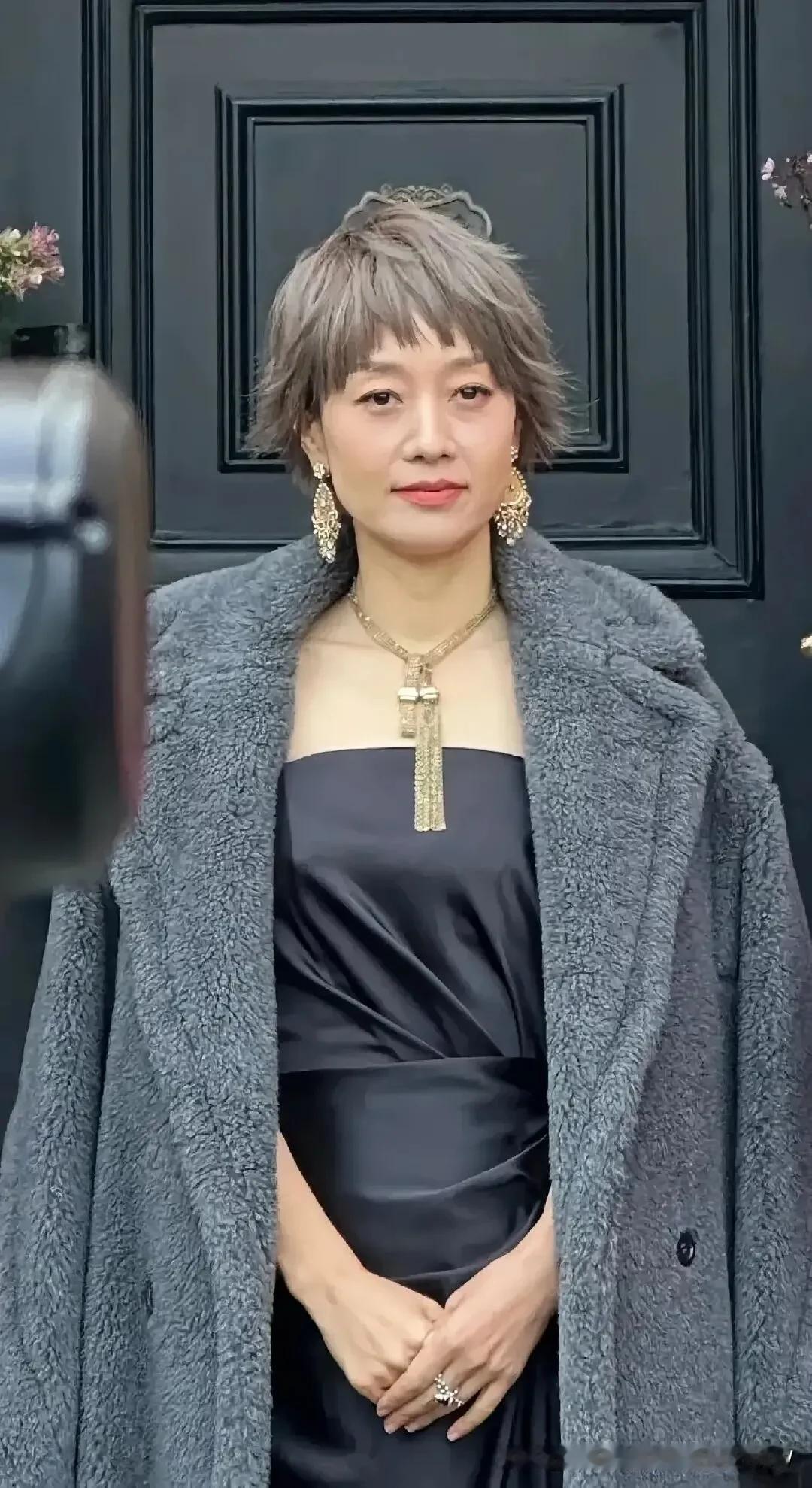 马伊琍也是快50的人了，出场的造型一次不如一次。上海这两个女明星发型一直都搞不好