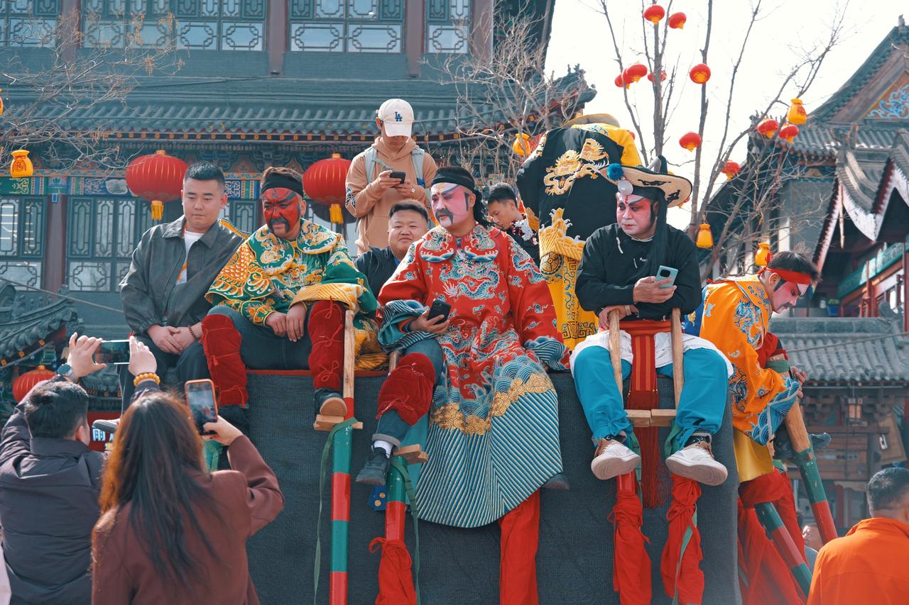 二月初二龙抬头，呼和浩特玉泉区把网上特别火的甘肃醉关公小林子团队以及陕北秧歌队的