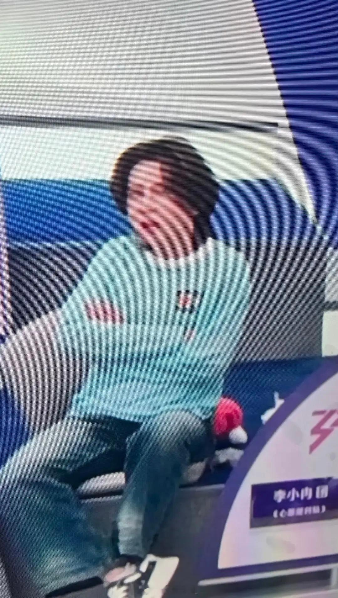 王濛已经哄不好了看到孙怡和阚清子PK输了，已经气到不行了所有人都站起来，只有她气