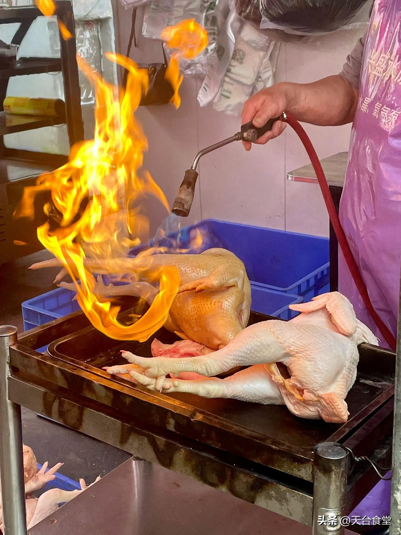 40 分钟，期间加入糍粑辣椒，花椒面和香料粉，入口有所油润香辣，鸡肉炒得糯糯的，