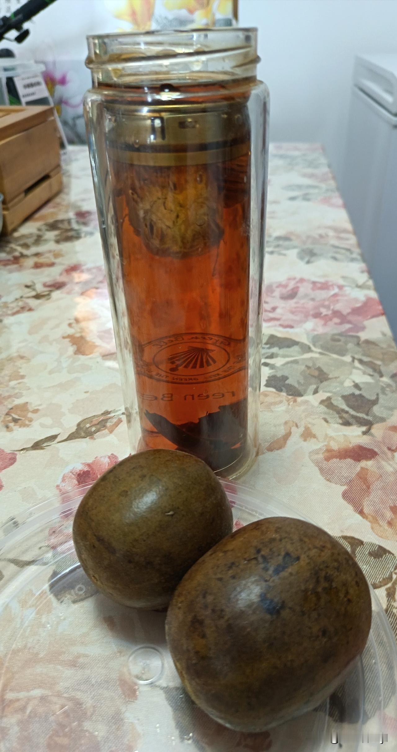 在桂林买的罗汉果泡茶饮，甜甜的，清肺热润喉化痰。罗汉果润肺汤